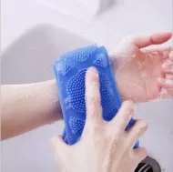 Silikónová kefa na umývanie chrbta - modrá