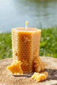 Liata sviečka s včelami z pravého včelieho vosku - výška - 8 cm - 115 g - Bee harmony