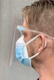 Tvárový ochranný štít s okuliarovými obrúčkami