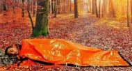 Núdzový outdoorový spací vak na kempovanie v prírode