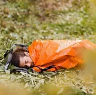 Núdzový outdoorový spací vak na kempovanie v prírode